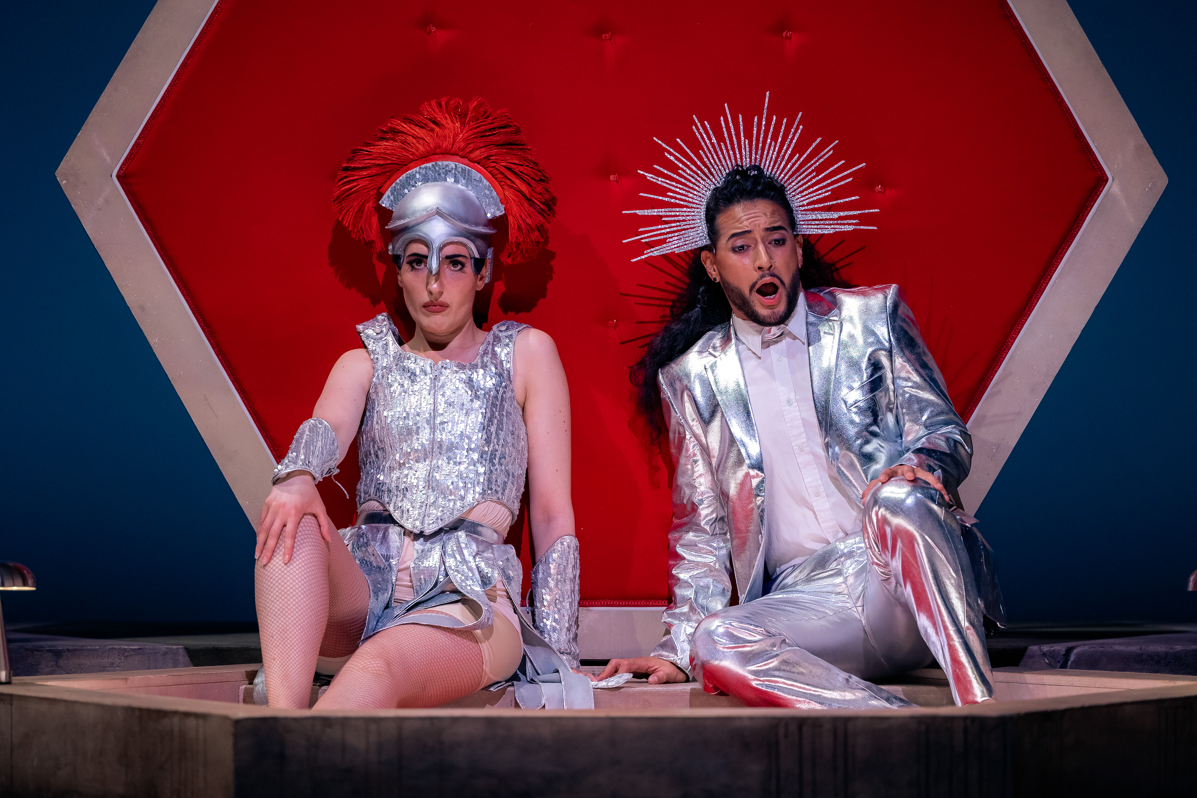 Anne-Lise Polchlopek dans le rôle de la Belle Hélène et Filipe Manu dans celui de l'amant Pâris.